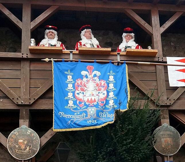Tiengener Narrengericht heute: Hoch über den Köpfen der Zuschauer im Hof des Storchenturms verhandeln seit 2012 Fürsprech, Narrenrichter ...