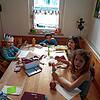Wie Elena (Dritte von links) und Laura (Vierte von links) lernen alle Schüler zu Hause. Da die Kitas ebenfalls geschlossen sind, müssen ...