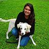 Melanie Eipper aus Litzelstetten und Mischling Melo. Die 25-Jährige pflegt Straßenhunde aus Sardinien und vermittelt sie weiter.