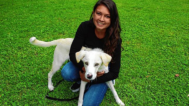 Melanie Eipper aus Litzelstetten und Mischling Melo. Die 25-Jährige pflegt Straßenhunde aus Sardinien und vermittelt sie weiter.