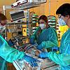 Behandeln ein Kind mit RS-Virus auf der Kinderintensivstation im Schwarzwald-Baar Klinikum (von links): Michaela Burger ...