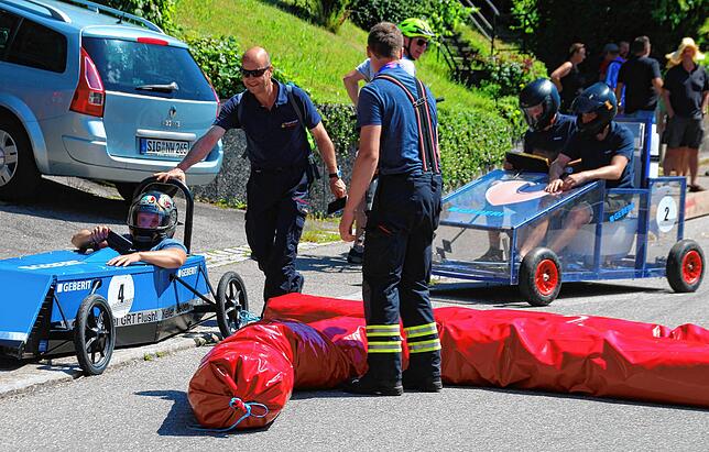 Nach der Ziellinie musste ganz schnell abgebremst werden. Die Feuerwehr transportierte die Vehikel über die Melanchtonstraße wieder hoch ...