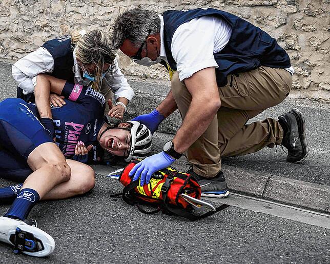 Laura Süßemilch wird nach ihrem Sturz bei der Tour de France der Frauen im Sommer des vergangenen Jahres von Sanitätern untersucht.