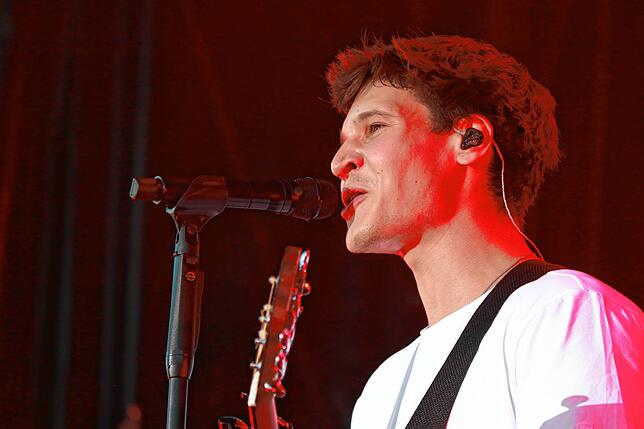 Wincent Weiss bei seinem Open Air 2023 in Friedrichshafen. Für seinen Auftritt in Salem gibt es sogar Kindertickets.
