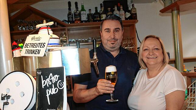 Sie haben sich dem Wandel in der Gastronomie angepasst, um weiter ihren Traum im Bistro Knopfloch/Löwen Pub leben zu können: Silvia ...