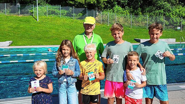Ella Urbanke (4, von links), Seeräuberabzeichen, Martha Spelz (9), Bronzeabzeichen, Jona Urbanke (7), Bronzeabzeichen, Rui Frade-Babau ...