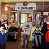 Mit Weihnachtsflair: Saskia Schätz (von links, Vorsitzende Tierschutzverein Waldshut-Tiengen), Joshua Mangelsdorf (Auszubildender) und ...