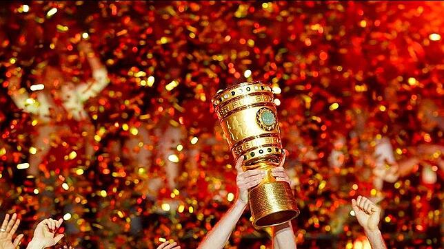 Jubel nach dem Finale: Nach dem Sieg gegen Kaiserslautern feiert Leverkusen mit dem DFB-Pokal