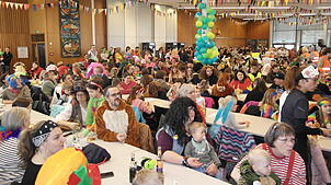 Bild : Fasnacht in Oberteuringen: So spektakulär war der Rathaussturm – alle Bilder im Überblick!