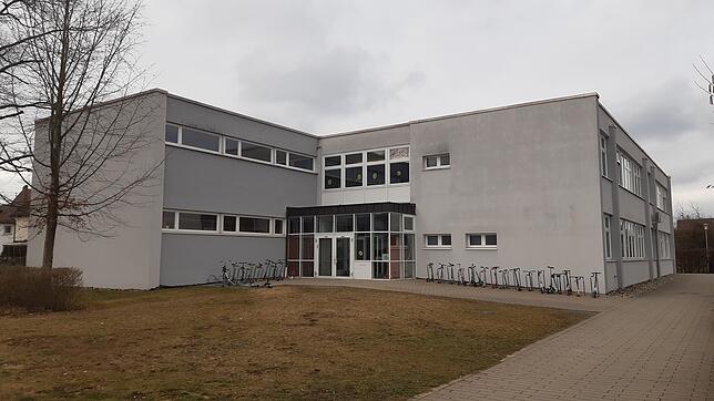 Im Bereich der Fahrradständer rechts soll ein Anbau mit vier zusätzlichen Räumen entstehen, um für den Ganztagsbetrieb gerüstet zu sein.