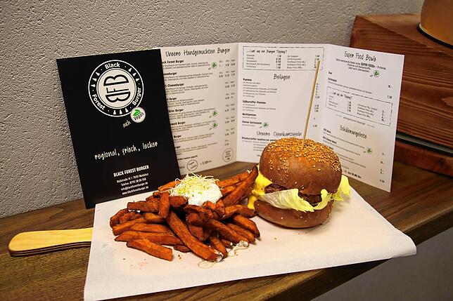 Einen Cheeseburger in vegetarisch gibt es bei Black Fores Burger mit Süßkartoffelpommes und hausgemachtem Kräuterquark.