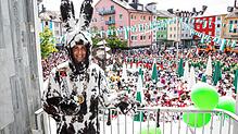 Der Seehas schaut nach seiner Einholung im Rathaus vorbei, auf dem Adenauerplatz freuen sich Erstklässler auf den Hasenklee: Diesen ...