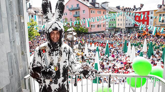 Der Seehas schaut nach seiner Einholung im Rathaus vorbei, auf dem Adenauerplatz freuen sich Erstklässler auf den Hasenklee: Diesen ...