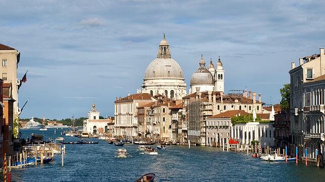 Der Blick von der Ponte dell&lsquo; Accademia Richtung Salute-Kirche ist einer der beliebtesten bei den Besuchern Venedigs.