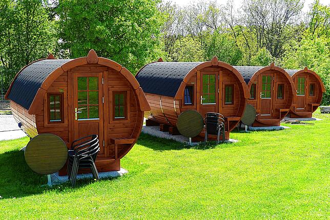In insgesamt fünf hölzernen Campingfässern können die Gäste des im Ortsteil Thalheim gelegenen Campingplatzes übernachten.