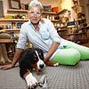 Carola Paul kann nicht ohne Hund sein. Jetzt hat sie mit Emma wieder eine treue Gefährtin, die sich in der Münzgasse schon einen Namen ...