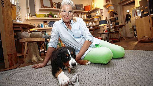 Carola Paul kann nicht ohne Hund sein. Jetzt hat sie mit Emma wieder eine treue Gefährtin, die sich in der Münzgasse schon einen Namen ...