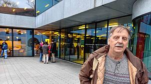 Andreas Reich vor dem Foyer der Zeppelin-Universität in Friedrichshafen. Dort findet an diesem Abend eine Podiumsdiskussion zur ...