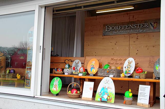 Das Dorffenster liegt in der Stühlinger Straße und ist eigentlich ein Schaufenster einer früheren Bäckerei.