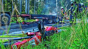 Das Motorrad des Fahrers, der einen Zusammenprall mit dem Anhäger verhindern konnte, liegt am Straßenrand.