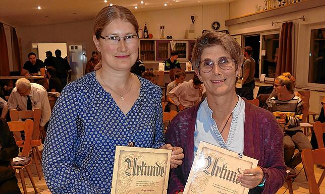 Birgit Marquart (links) erhielt die bronzene Verdienstnadel und Hilde Martin für 25 Jahre die silberne Treuenadel überreicht.
