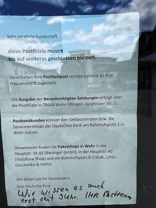 Der Aushang in Wehr vom Freitag, der die Schließung für Samstag ankündigt.