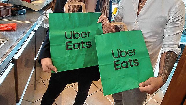 Mit diesen Tüten werden die Gerichte von Uber Eats ausgeliefert. Dieses Bild entstand in einer Konstanzer Pizzeria.