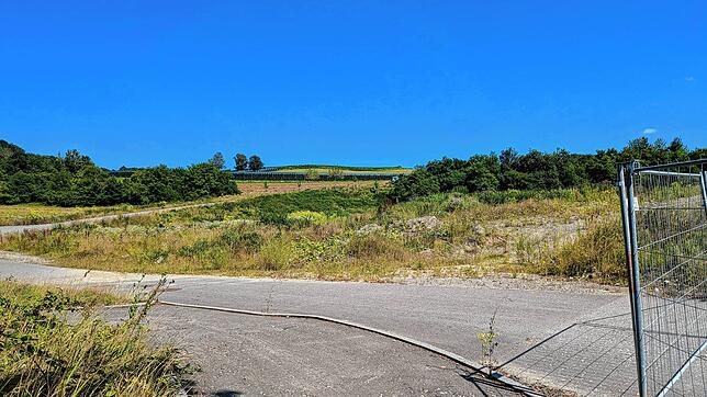 Auf der Fläche rechts bei der Einfahrt ins künftige Neubaugebiet Kapellenäcker in Stockach soll ein Pflegeheim entstehen.