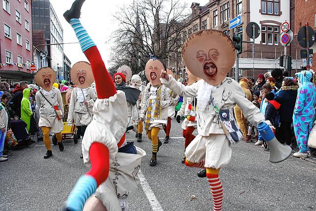Bild 40: Sonne für die Narren: Großer Fasnet-Umzug begeistert in Singen!
