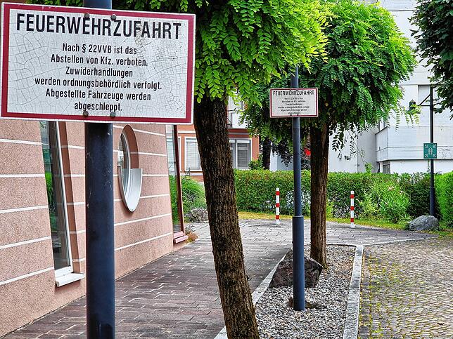 Bloß nicht Parken: Gerade bei Zufahrten zu bedeutsamen Einrichtungen wie der Seniorenresidenz am Bildergarten wird besonders auf freie ...