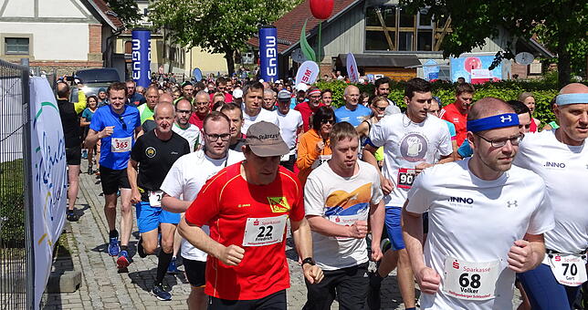 Bei echtem Fürstenwetter fand um 11 Uhr der Massenstart der Erwachsenen statt. Jetzt galt es, 5,3 oder 10,6 Kilometer in der kürzesten ...