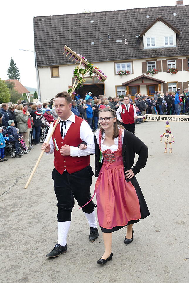 Bild 9: Tausende bejubeln beim Umzug des Kreiserntedankfestes die Leistung der Jugendlichen