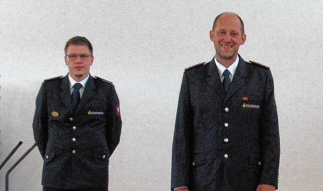 Werner Schulz (rechts) wurde nach 16 Jahren aus der Leitung der Abteilungswehr Langenhart von Abteilungskommandant Alexander Graf ...
