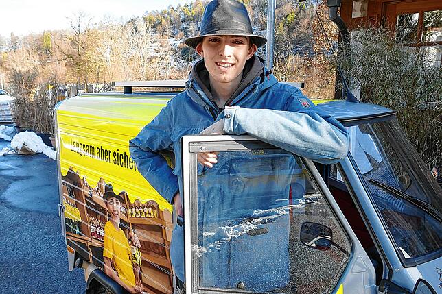An Schultagen fährt Paul Belthle morgens mit seiner Ape nach Sigmaringen.