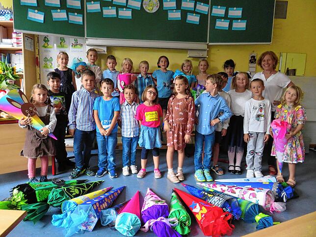 Die Grundschule Allmannsdorf mit ihrer neuen Klasse 1b und Klassenlehrerin Frau Gabriele Mürter.