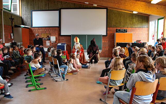 Nikolaus und Knecht Ruprecht besuchten die Grundschule in Wald. Die Schüler hatten sich dazu im Himmelreich versammelt und trugen dem ...
