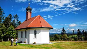 Der benachbarte Grillplatz an der Ödlandhütte lädt mit Bänken und Tischen zum Rasten und Würschtlebrutzeln ein.