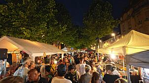 Bild : Bis tief in die Nacht stöbern die Trödel-Fans beim Konstanzer 24-Stunden-Flohmarkt