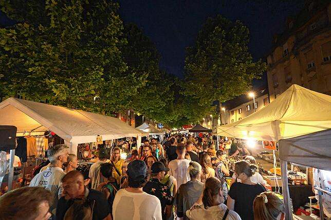 Bild 1: Bis tief in die Nacht stöbern die Trödel-Fans beim Konstanzer 24-Stunden-Flohmarkt