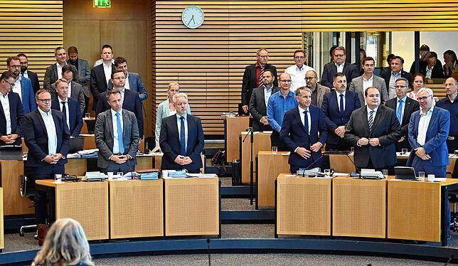 Abgeordnete von CDU und AfD stimmen gemeinsam über die Grunderwerbssteuer im Plenarsaal des Thüringer Landtag ab.