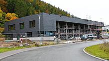 Das Gerüst ist am Freitag zwar schon abgebaut worden. Das neue Immendinger Feuerwehrhaus wird nun aber erst 2024 offiziell in Betrieb ...