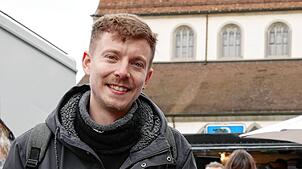 Sebastian Knau, Direktkandidat im Kreis Konstanz für die Partei Volt bei der Bundestagswahl, steht am Info-Stand auf dem Konstanzer ...