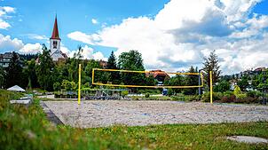 Das Beachvolleyballfeld im Schonacher Kurpark lädt wieder zum Spielen ein. Foto: Gemeinde