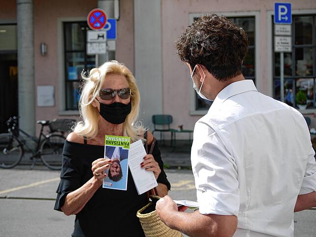 Sigrid Voos spricht mit Pantisano.
