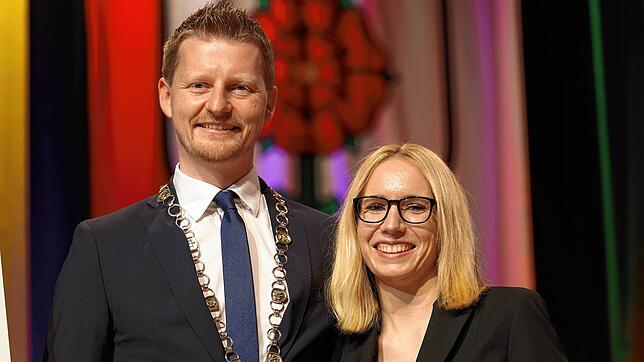 Oberbürgermeister Simon Gröger und seine Frau Anita, hier aufgenommen direkt nach seiner Wahl im Jahr 2021, sind Eltern einer Tochter ...