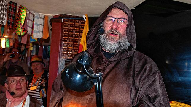 Silvan Mayer als &bdquo;gefrusteter Knecht Ruprecht&ldquo; in der Bütt.