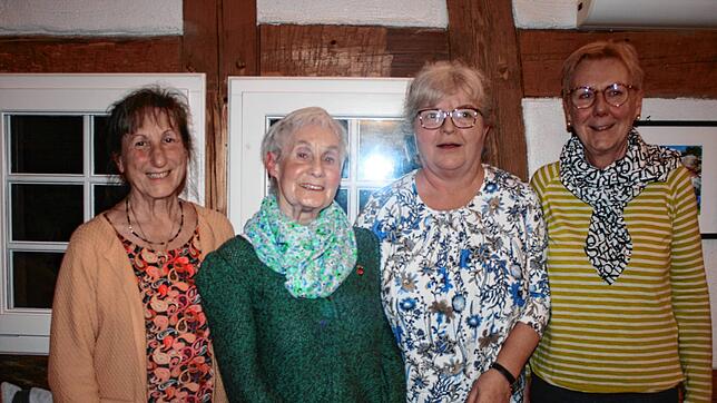 Die Vorstände Veronika Keller (v.l.), Antonia Kramer-Diem und Jutta Binner-Schwarz mit Christel Zoller Zweite v.l.). Foto: Ingrid Mann