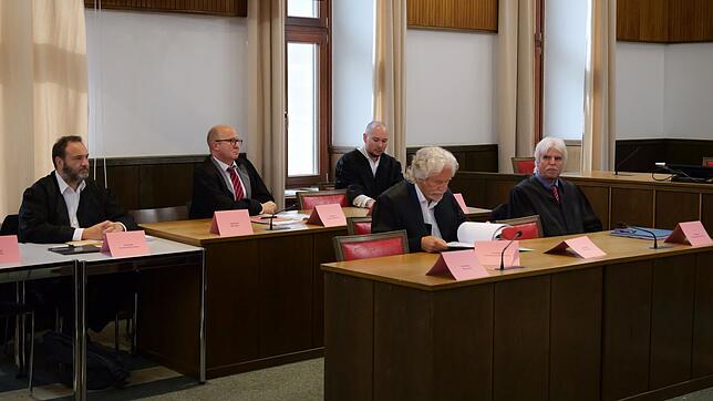 Die Verteidiger sitzen alleine auf der Seite der Angeklagten zum Prozessstart im Landgericht Mosbach. (Archivbild)
