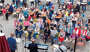 Zum Auftakt von Sommer im Städtle spielt das Jürgen Waidele Trio auf dem Marktplatz in Pfullendorf.