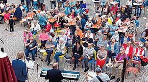 Zum Auftakt von Sommer im Städtle spielt das Jürgen Waidele Trio auf dem Marktplatz in Pfullendorf.